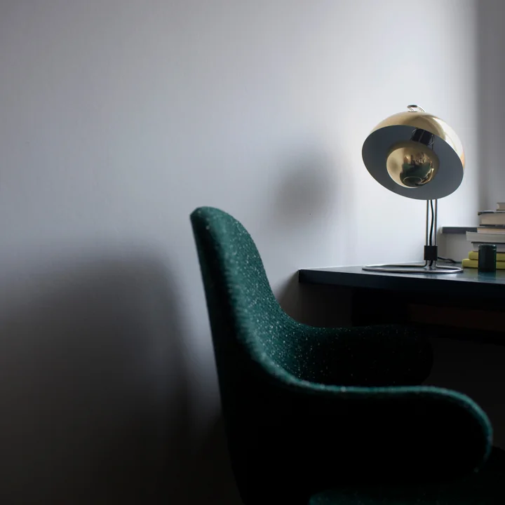 FlowerPot tafellamp VP4 van & Tradition in messing