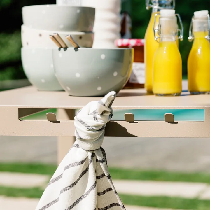 Zijtafel met vier haken