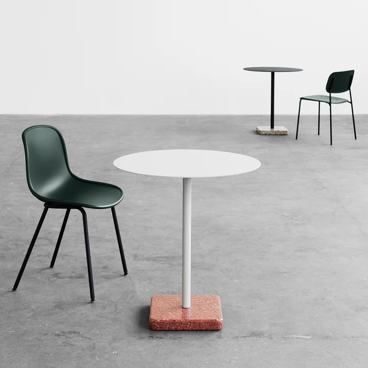De HAY - Terrazzo ronde tafel, de Neu13-stoel en de Soft-stoel.