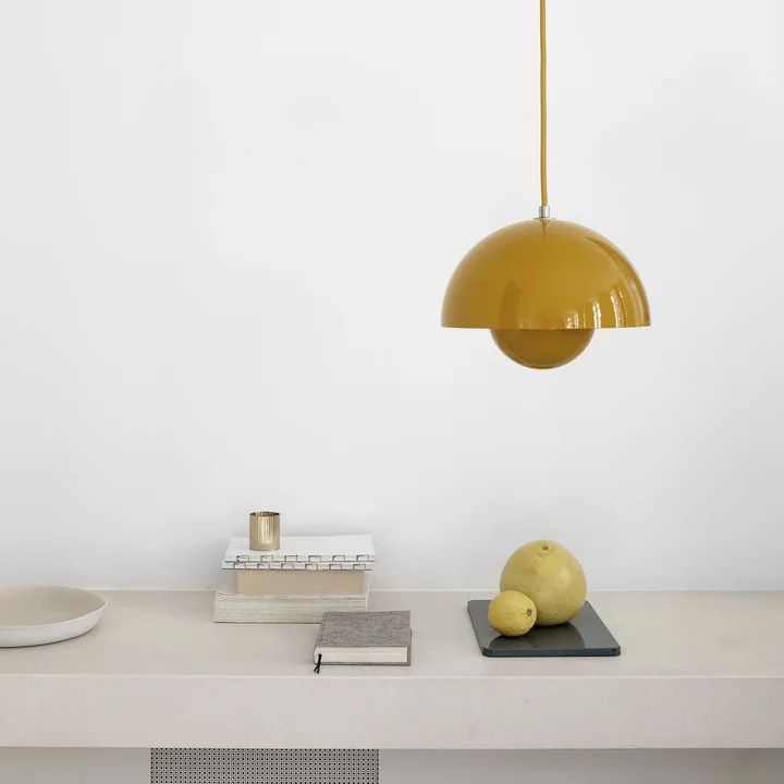 FlowerPot VP1 Hanglamp (gekleurd) van & Tradition boven de tafel