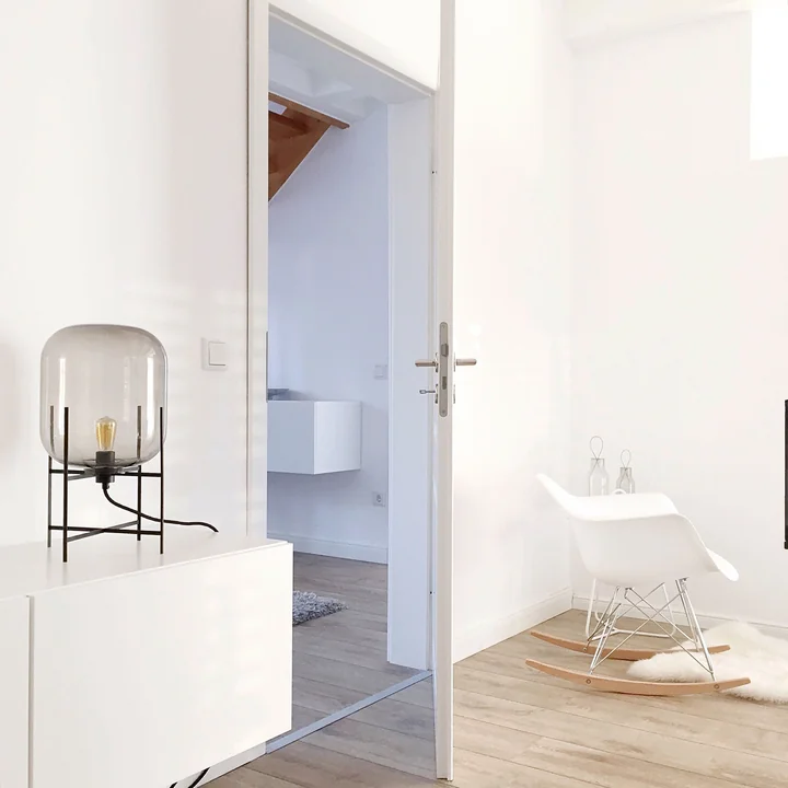 Oda lamp klein van Pulpo en Eames Plastic Armchair RAR van Vitra