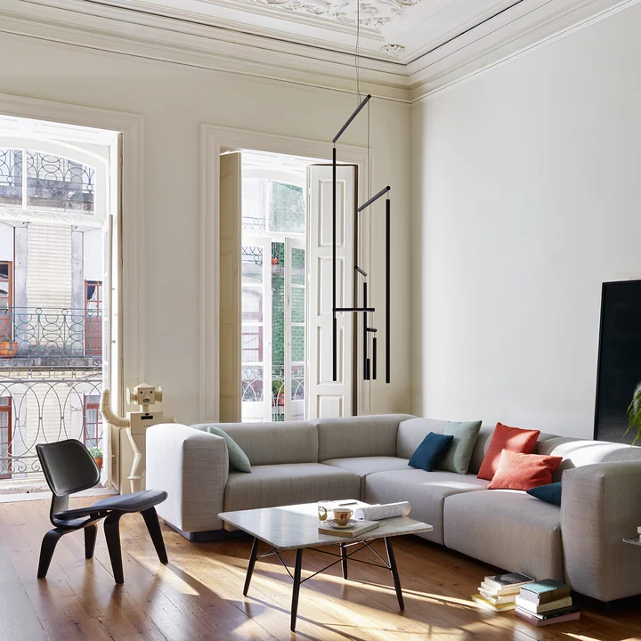 Eames Salontafel en Zachte Modulaire Sofa LCW van Vitra.