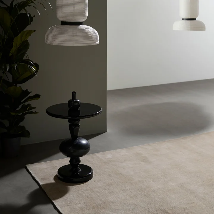 De & Tradition Moor Tapijt de Formakami lamp en de Shuffle Tafel