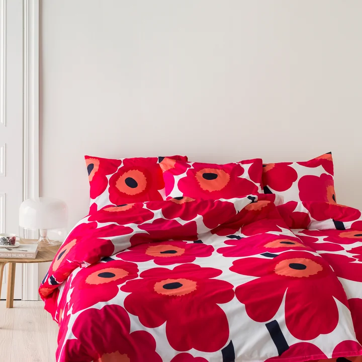 Unikko dekbedovertrek en kussensloop van Marimekko met rood en wit bloemenpatroon