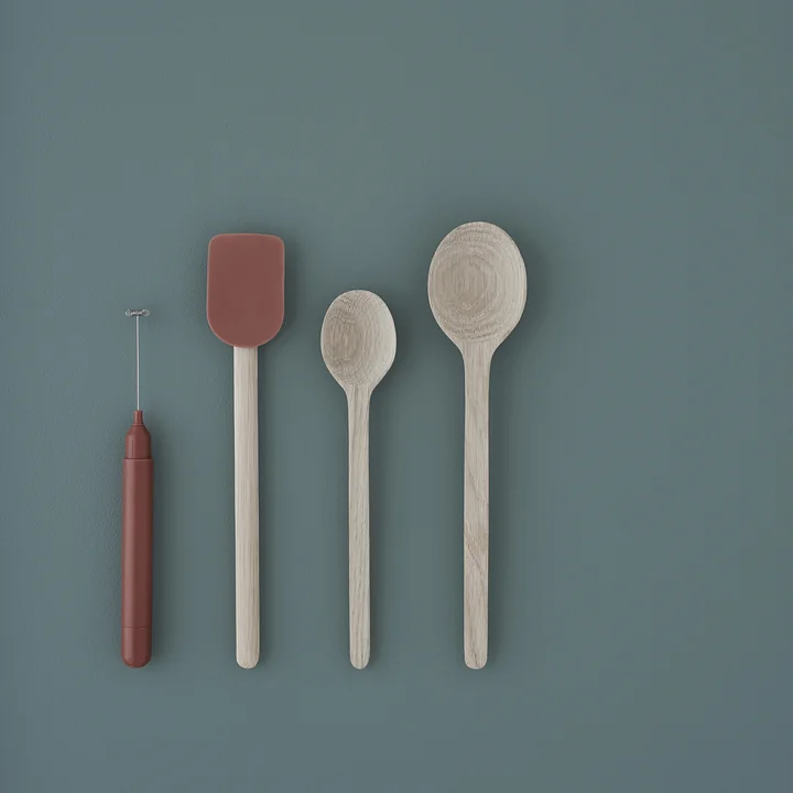 Opschuimende melkopschuimer met Easy Kooklepel en deegschraper