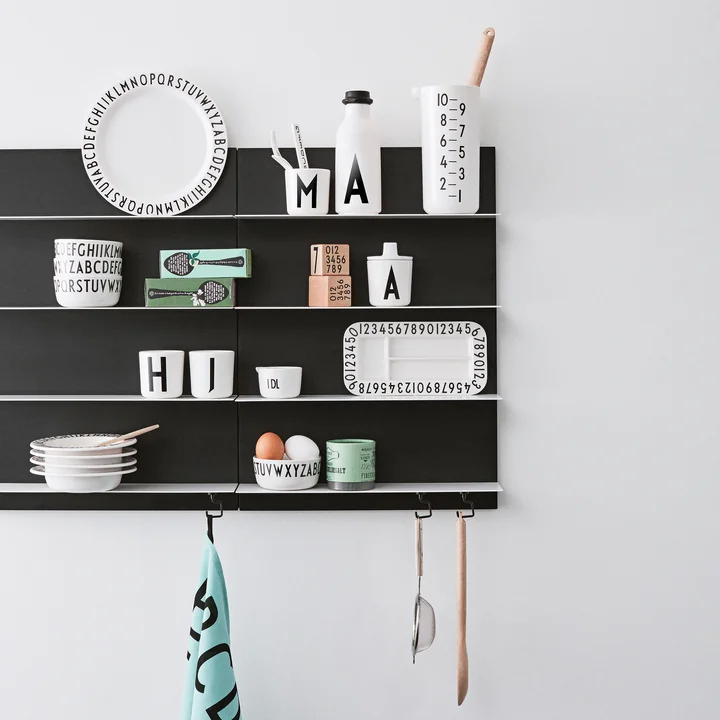 De AJ melamine snack borden van Design Letters op het Black Paper schap A3