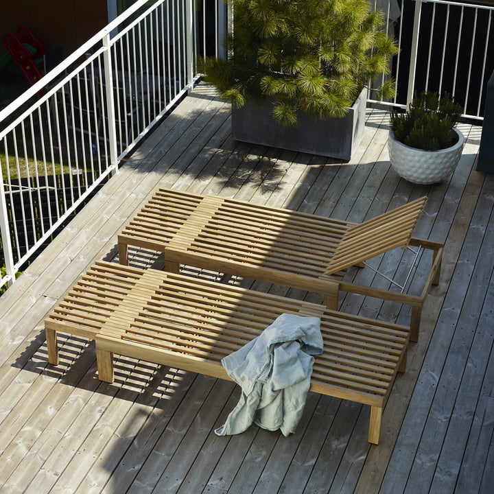 De Riviera Ligstoelen uit Skagerak op een houten balkon