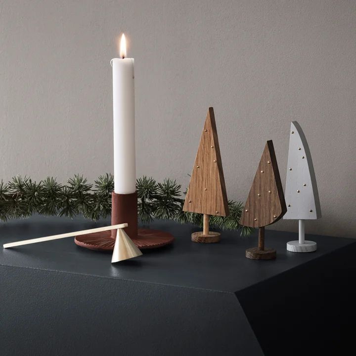 Gietijzeren kaarsenhouder en messing kaarsenblusser