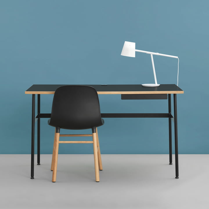 Journal Desk, Form Chair en Momento Tafellamp