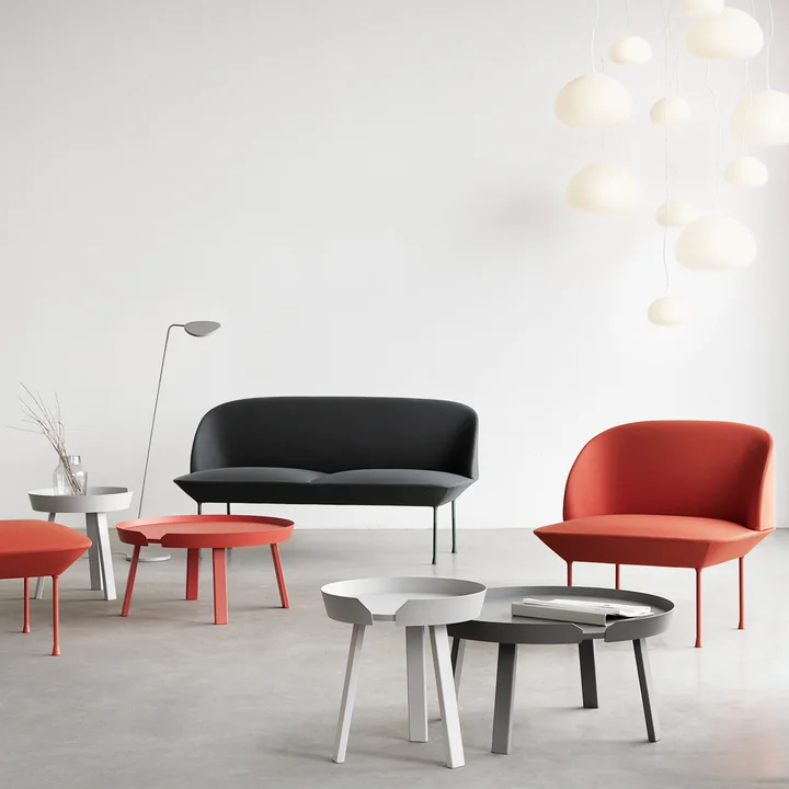 De verscheidenheid van de Around Salontafel, Oslo bank en de Pull lamp van muuto