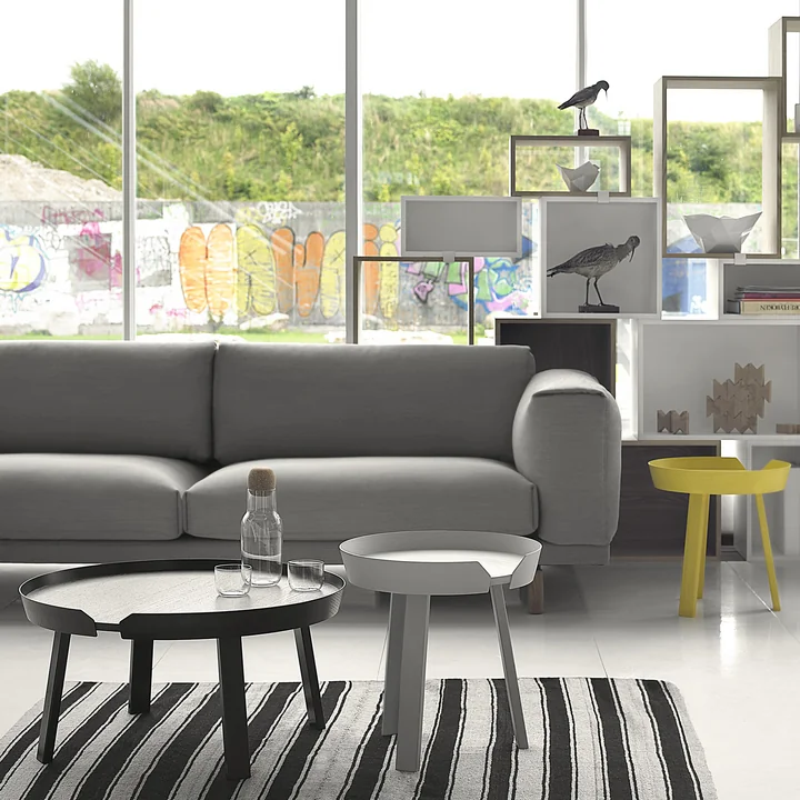 Around Salontafel, Rustbank en Stapelplank van muuto in de woonkamer