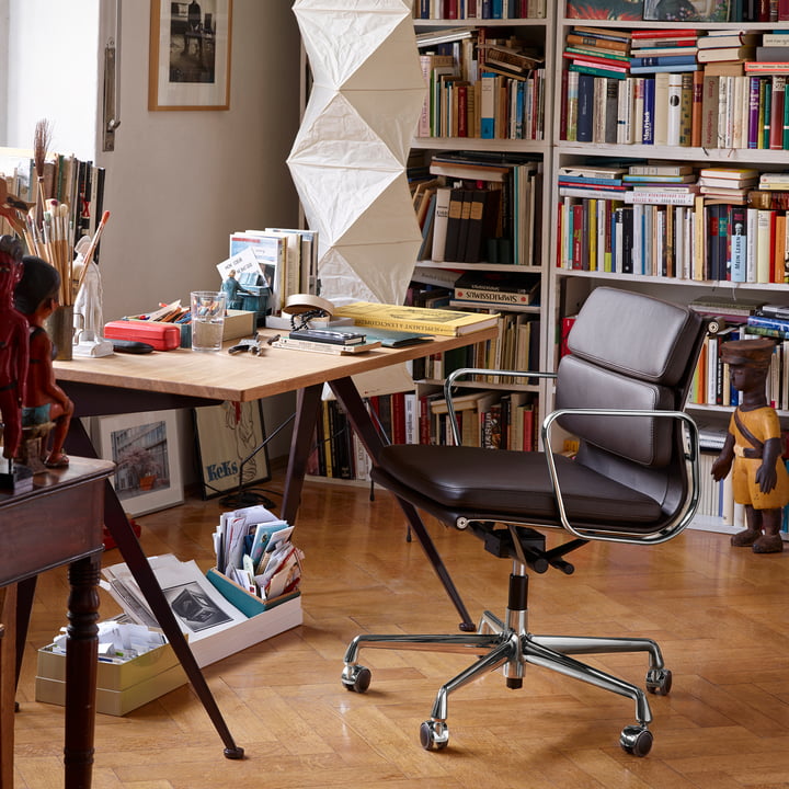 De Vitra Soft Pad Chair EA 217 in een gezellig thuiskantoor