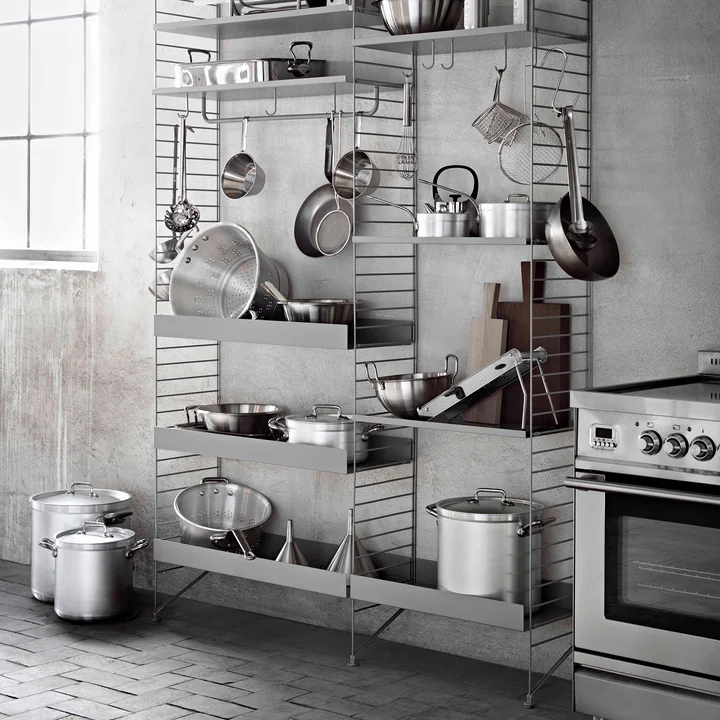 Streng rekkensysteem met metalen planken en accessoires in de keuken