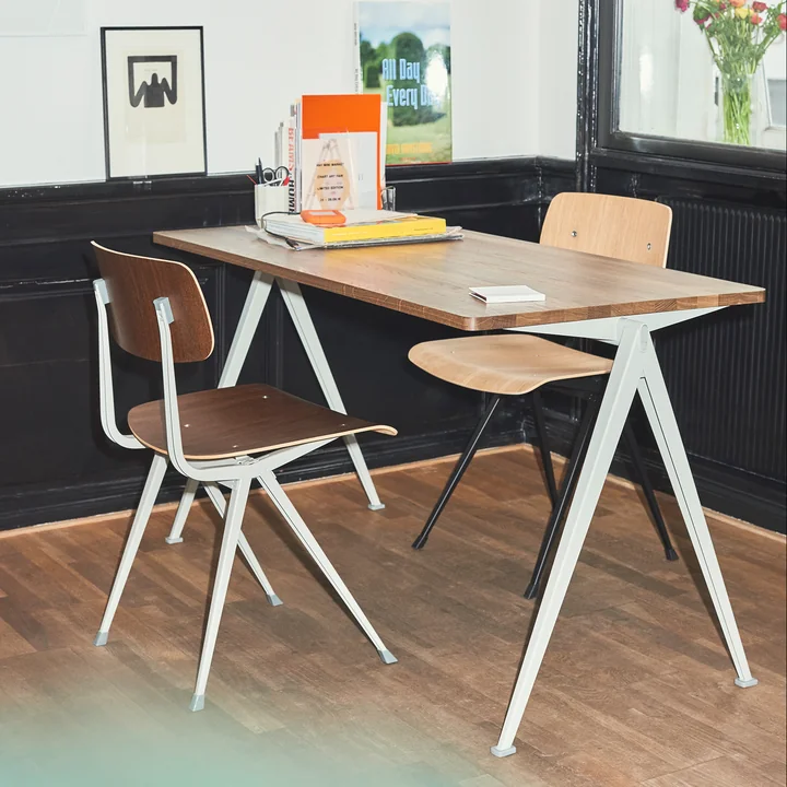 Piramide Bureau met Result Stoelen van HAY