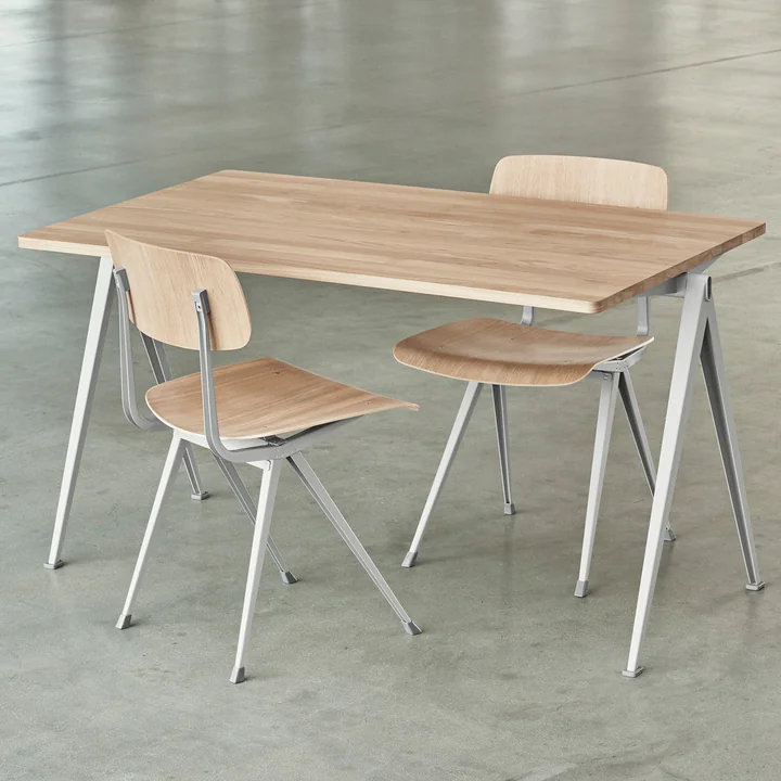 Piramide bureau en Result Stoelen van HAY