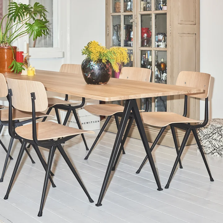 Piramidetafel van HAY met Result Stoelen