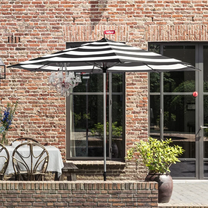 Parasol parasol met strepen en RockCoco kroonluchter van Fatboy