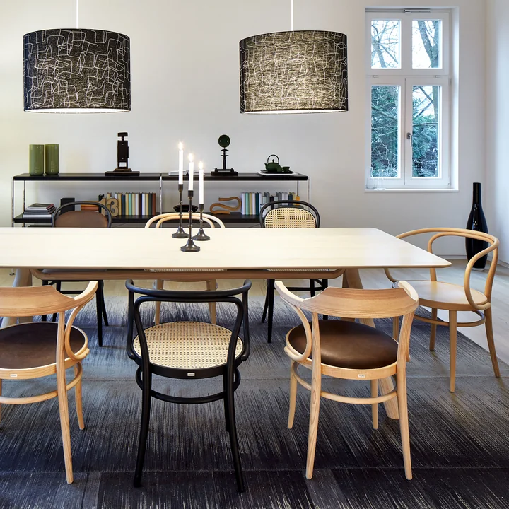 Klassieke gebogen houten stoelen van Thonet