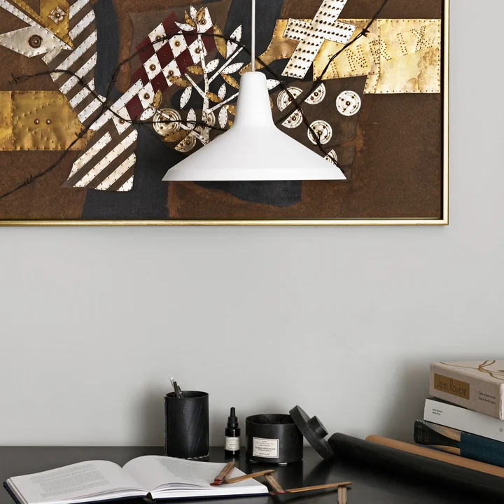 Optioneel met een diffuser/media/Gubi/G10-Pendelleuchte/G10-Pendelleuchte/G10-Pendelleuchte-schwarz-Untersicht-Freisteller.jpgG10 Hanglamp van Gubi boven de tafel