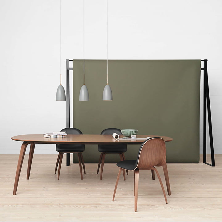 Eettafel van Gubi met stoelen en hanglampen