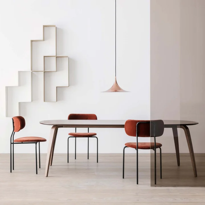 Eettafel met Semi hanglamp en Dédal boekenkast