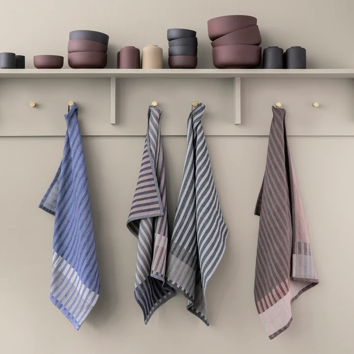 Graan jacquard theedoek, messing wandhaakje met Sekki kommen