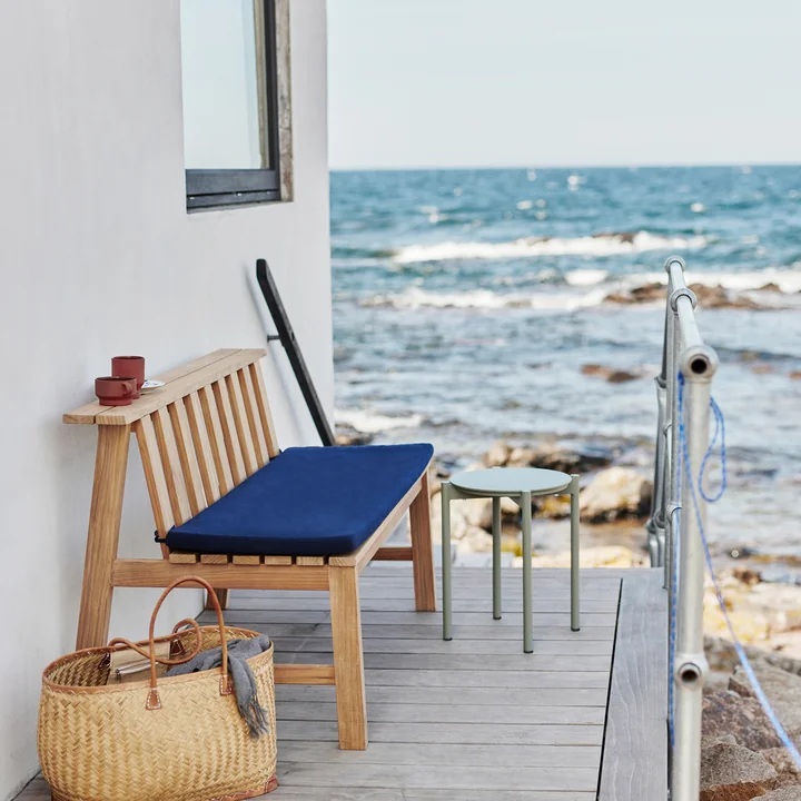 De Skagerak - Plank Bench 144 cm, Teak met kussens in marineblauw op de Patio