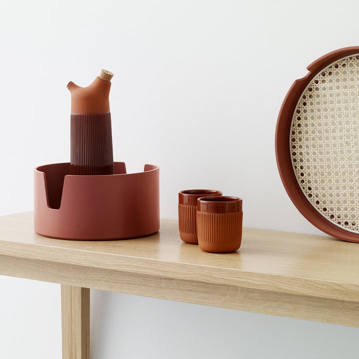 De Normann Copenhagen - Salon Tray in Russet, de Junto Cup en de karaf in Terracotta