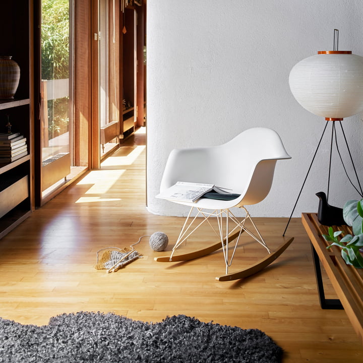 Limited Edition van de Eames RAR schommelstoel van Vitra