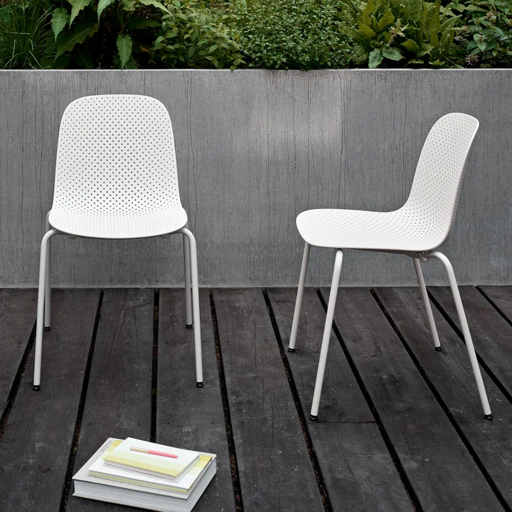 13Tachtig stoelen van Studio Scholten & Baijings voor hooi in het wit