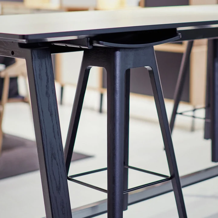 Andersen Meubilair - HC1 Bar Kruk aan een tafel