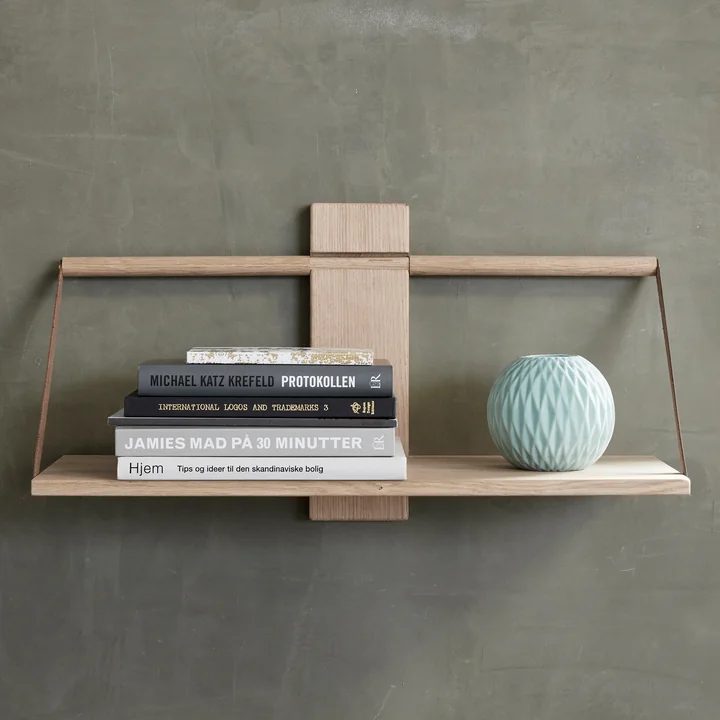 De Andersen Meubels - Houten Muurplank, eiken versierd met boeken en een vaas.