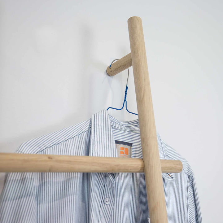 De Kommod - Lendra Ladder / Leaning Coat Rack met kleding