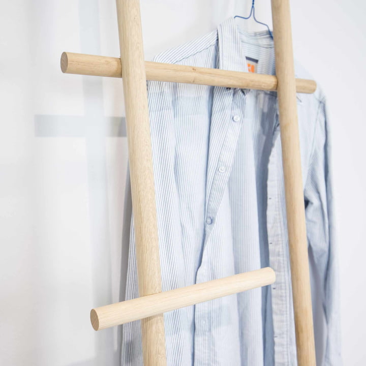 De Kommod - Lendra Ladder / Leaning Coat Rack met kleding