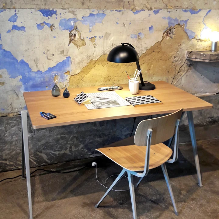 Retro flair met de Result stoel en de Pyramid tafel van HAY