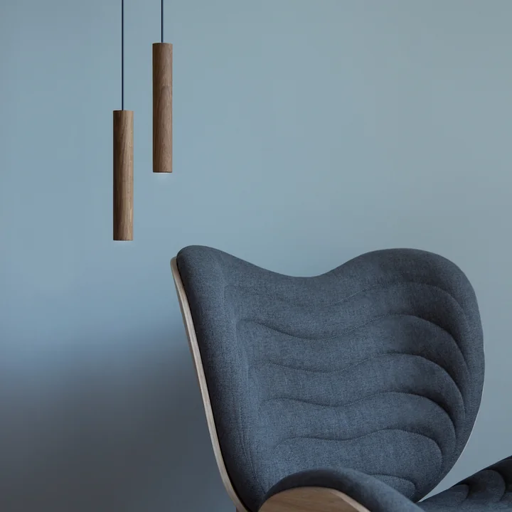 De Umage - Chimes LED hanglamp naast de fauteuil