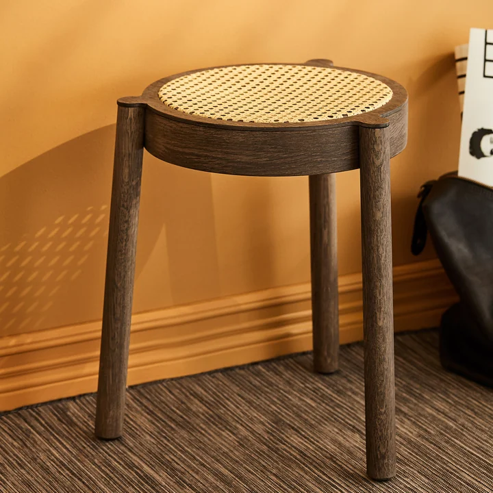 Pal stapelende kruk van Noordelijk in vlechtwerk / gerookte eik