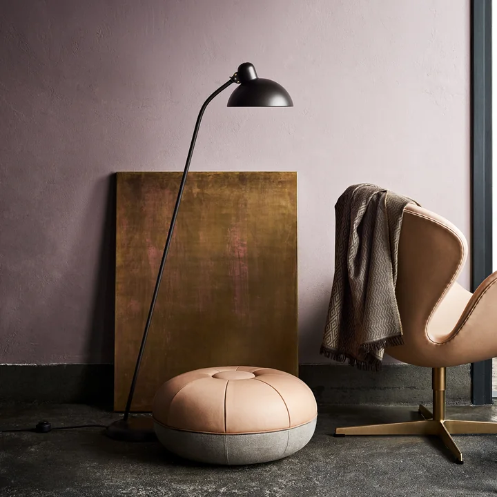 De Fritz Hansen - KAISER idell - vloerlamp, de Swan fauteuil en de Cecilie poef