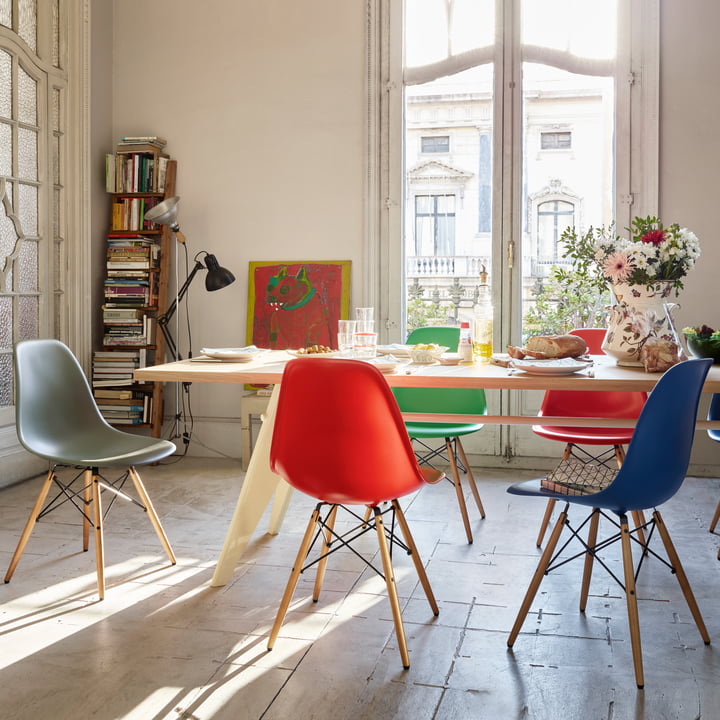 Eames Kunststof stoel DSW met kleurrijke stoelen