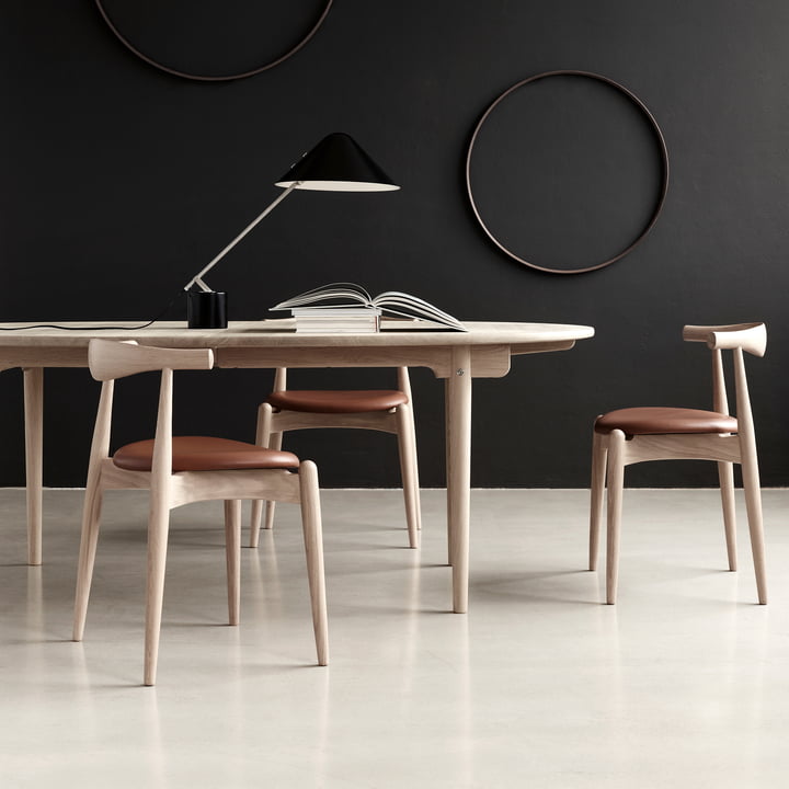 Carl Hansen - CH338 Uitschuifbare eettafel, 200 x 115 cm in gezeept eikenhout met CH20 elleboogstoel