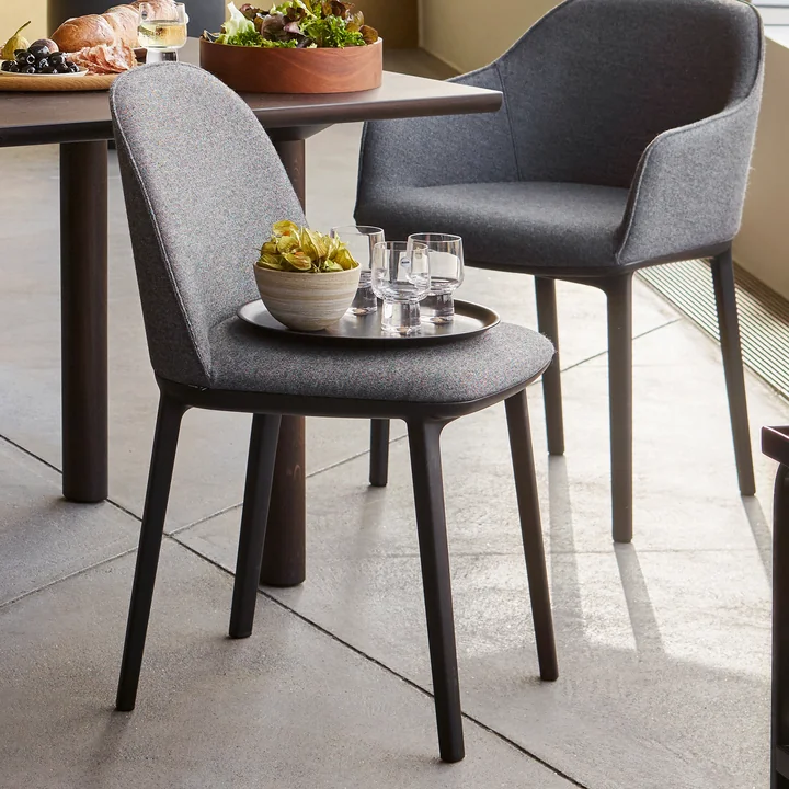 Softshell bijzetstoel in basic dark / Plano (sierra grey / nero) van Vitra