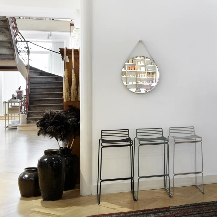 Riemspiegel en Hee barkruk van HAY