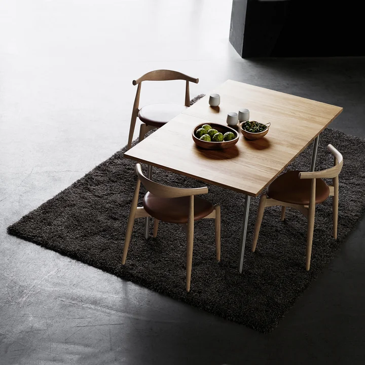 De Carl Hansen - CH20 Elleboogstoel met CH322 tafel