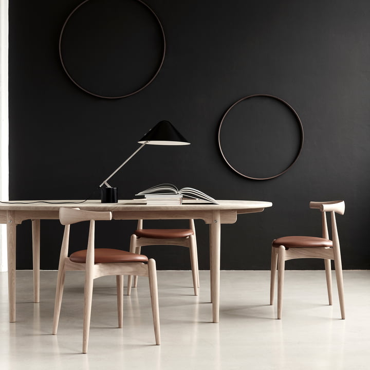 De Carl Hansen - CH20 Elleboogstoel met CH337 tafel