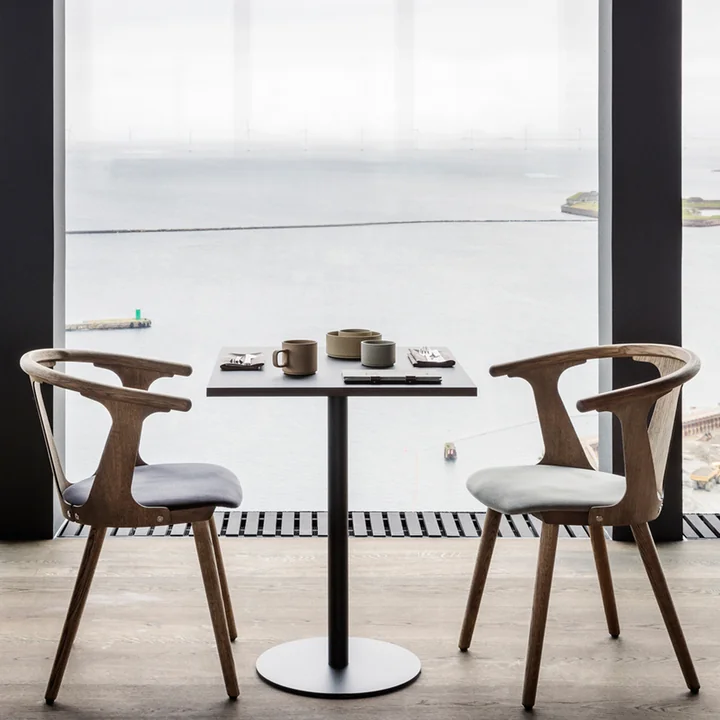 Nærvær bistrotafel en In Between Stoel SK2 van & Traditie