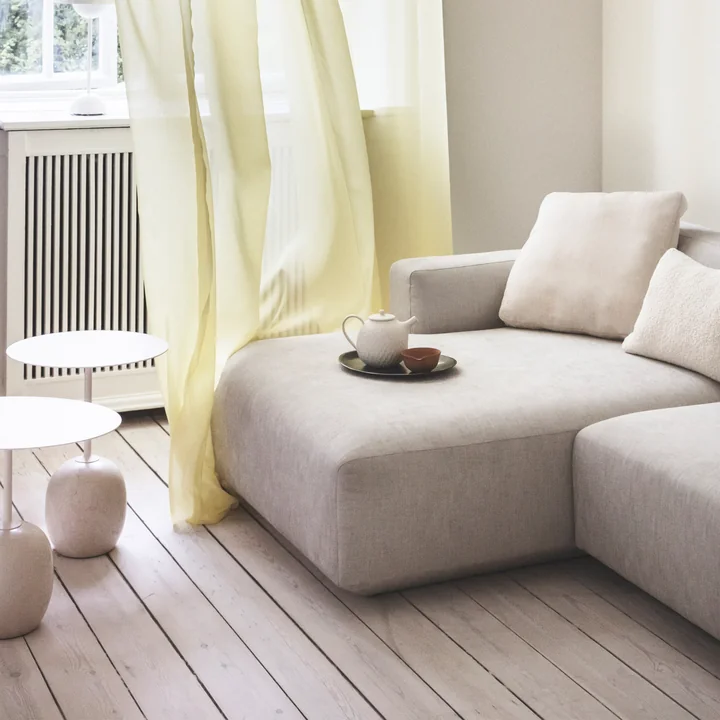 Lato Bijzettafel en Develius hoekbank van & Tradition