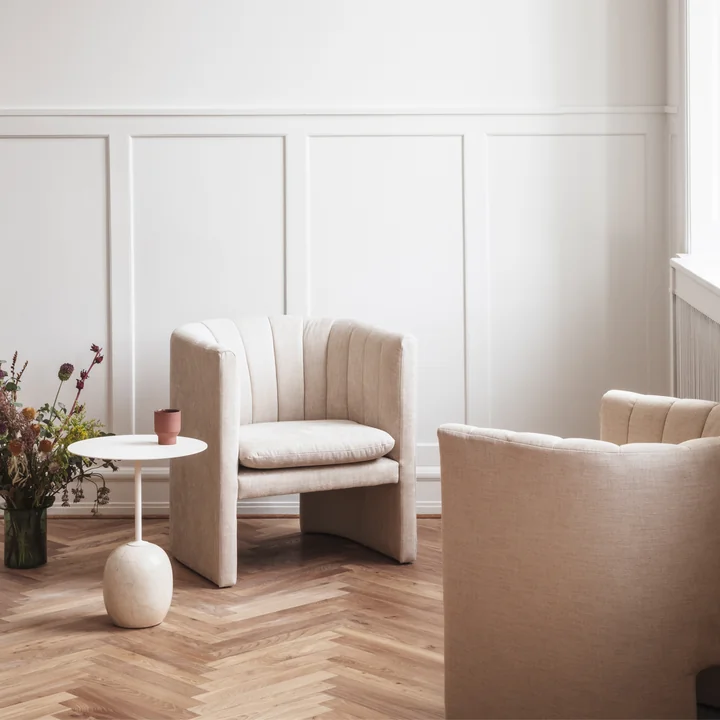 Lato Bijzettafel en loafer fauteuil van & Tradition