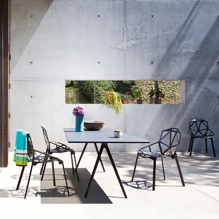 Chair One Stapelstoel van Magis in zwart