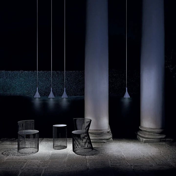 De Foscarini - Aplomb LED Buitenlamp opgehangen in een rij