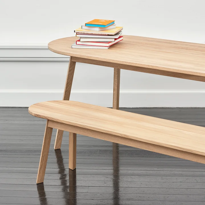 Driehoekige Been Eettafel en Bank van HAY